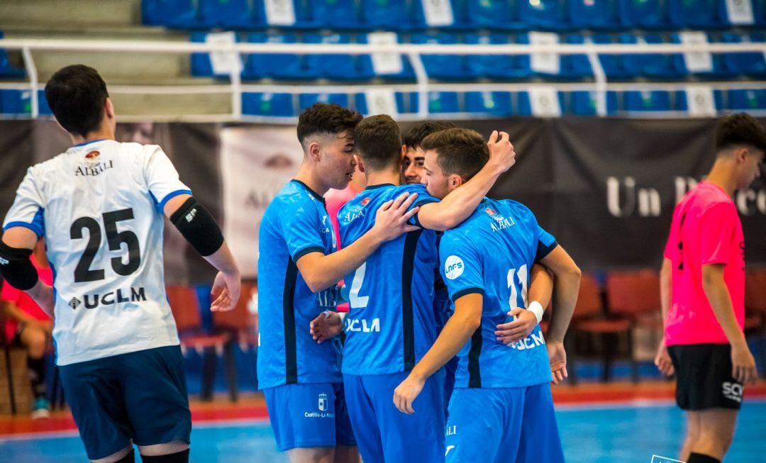 Imagen de una de las celebraciones de los goles del juvenil del Viña Albali Valdepeñas, durante la matinal de este domingo 