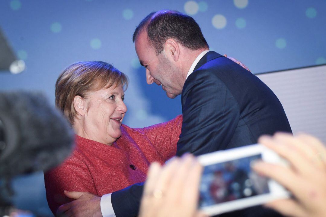 La canciller alemana, Angela Merkel (i), felicita al líder del Grupo del Partido Popular Europeo, el alemán Manfred Weber, durante el Congreso del Partido Popular Europeo (PPE), en Helsinki