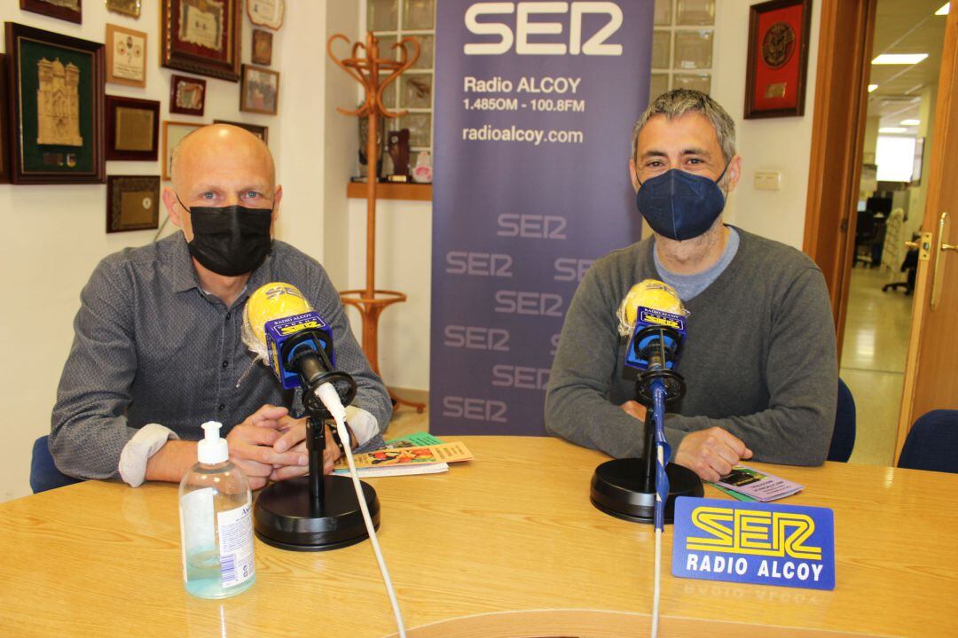 Jordi Albero y David López, en el estudio central de Radio Alcoy