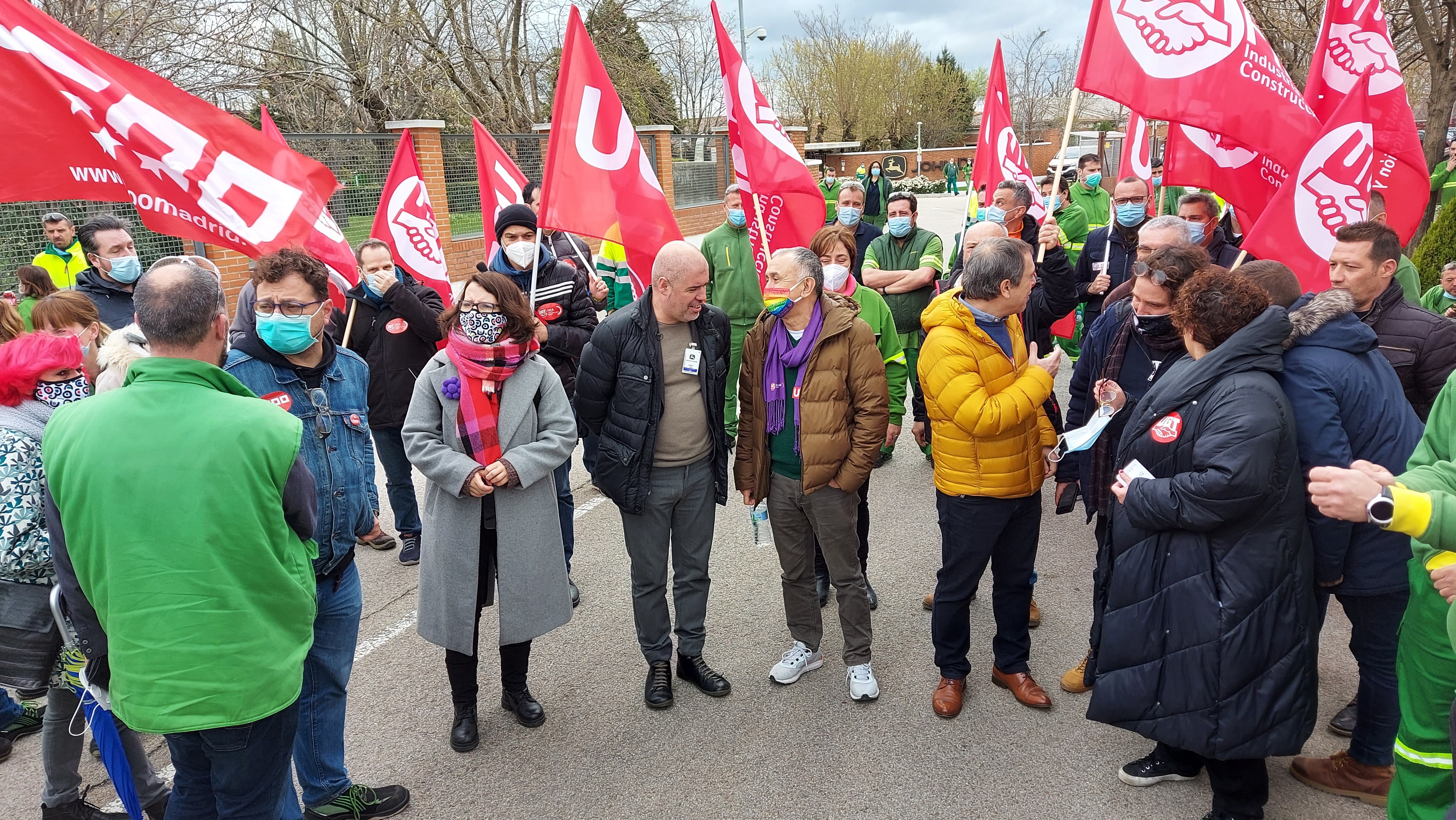 Los líderes de COO y UGT en la fábrica de John Deere de Getafe