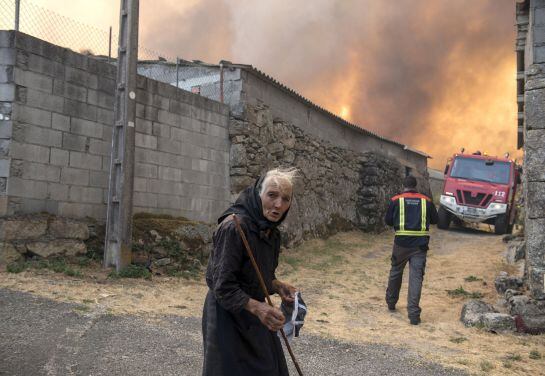 Una anciana debe abandonar su casa por la proximidad del fuego a su vivienda, en el incendio declarado en el ayuntamiento orensano de Muíños.