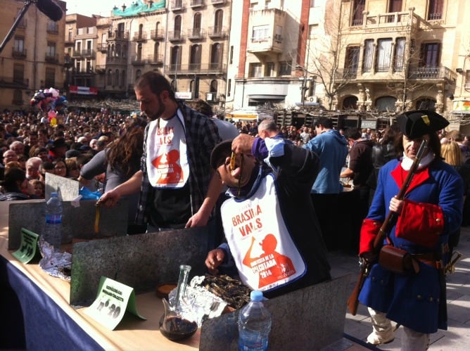 Moment del tradicional concurs de menjar calçots.