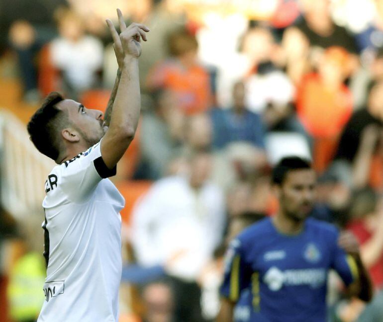 El delantero del Valencia Paco Alcácer (i) celebra la consecución del primer gol de su equipo ante el Getafe durante el partido de la decimosexta jornada de liga en Primera División que se disputa esta tarde en el estadio de Mestalla. EFE- Juan Carlos Cárdenas