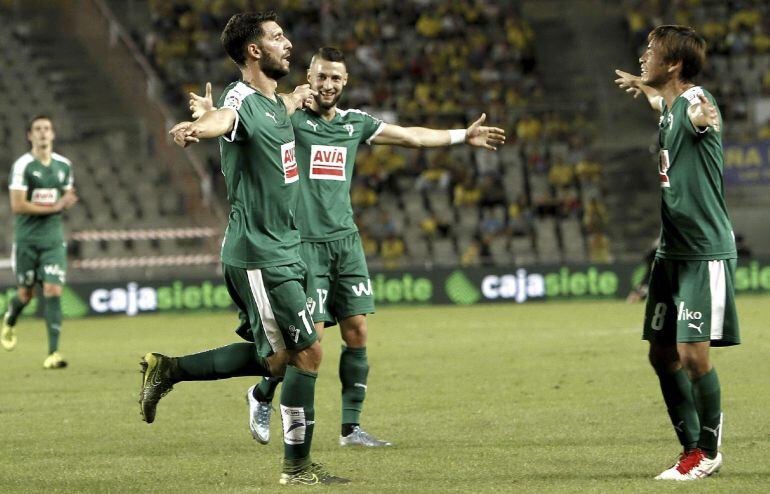 GRA307. LAS PALMAS DE GRAN CANARIA, 03/10/2015.- Los jugadores del Eibar celebran el segundo gol del equipo ibarrés, durante el encuentro correspondiente a la séptima jornada de primera división que disputan esta noche frente al U. D. Las Palmas en el Estadio de Gran Canaria. EFE/Ángel Medina G.