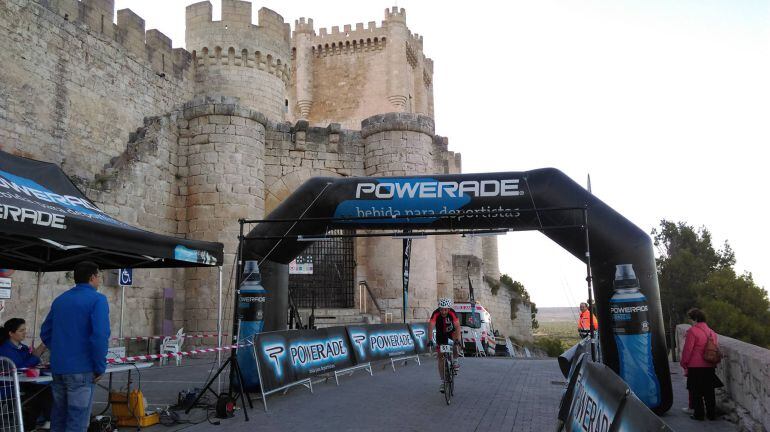 Un ciclista llegando a la meta en la pasada Cronoescalada