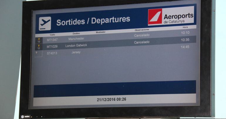 Un monitor indicant la cancel·lació dels primers vols amb esquiadors britànics a l'aeroport de Lleida-Alguaire. Imatge del 21 de desembre del 2016. 
