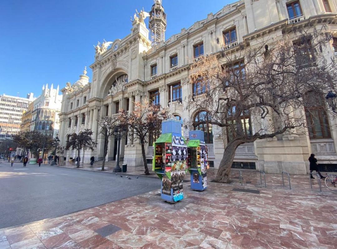 Dos cabinas de teléfono en la plaza del Ayuntamiento de València