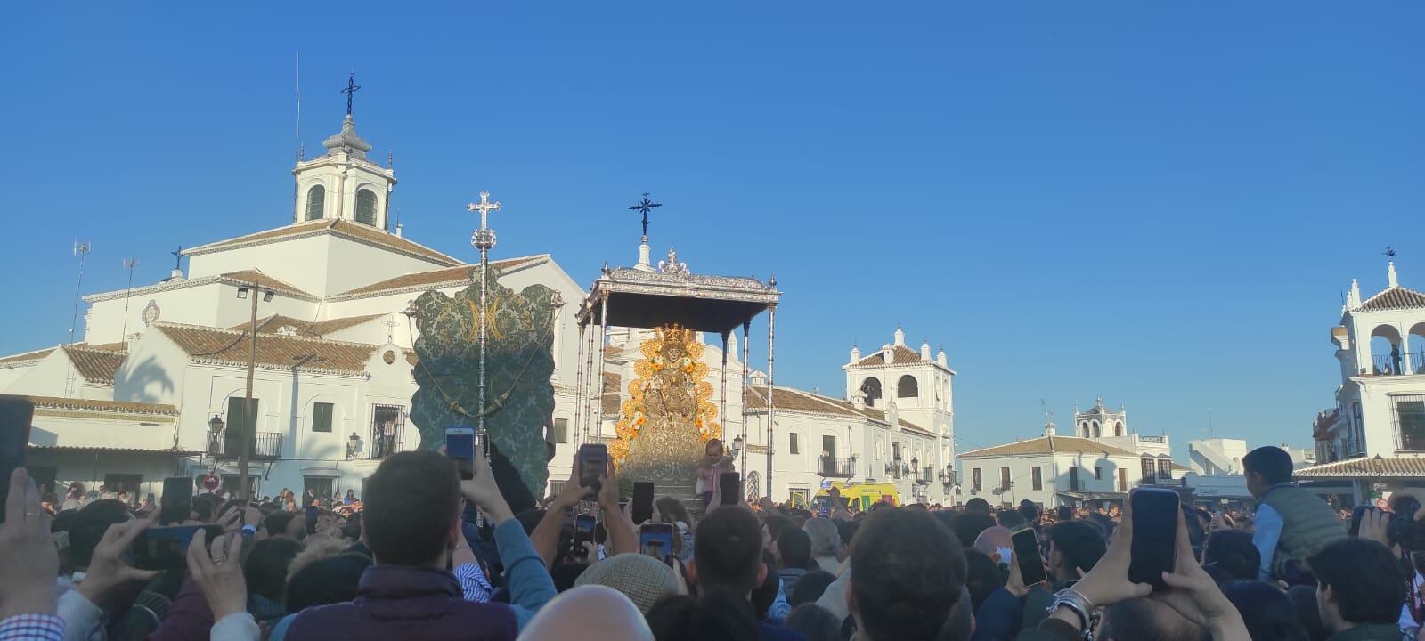 La Virgen del Rocío durante la procesión del Lunes de Pentecostés