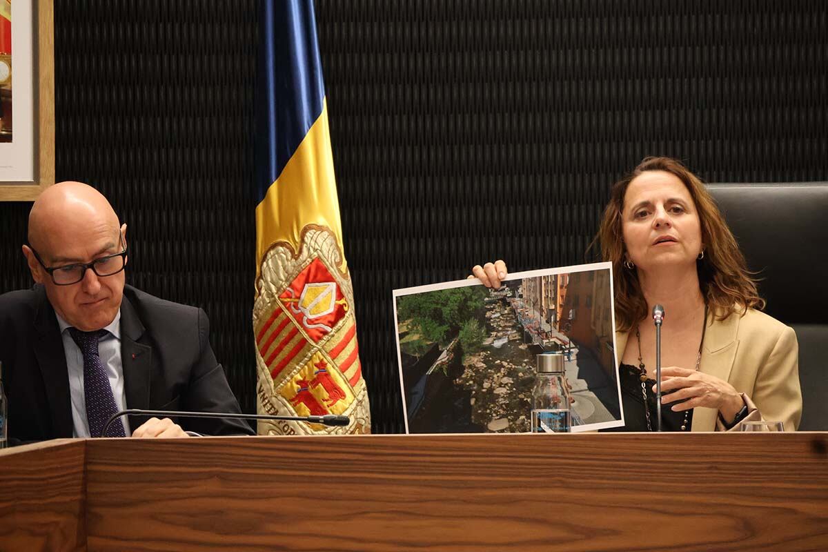 La cònsol major d&#039;Escaldes-Engordany, Rosa Gili, mostra una fotografia de la part alta de la parròquia renovada