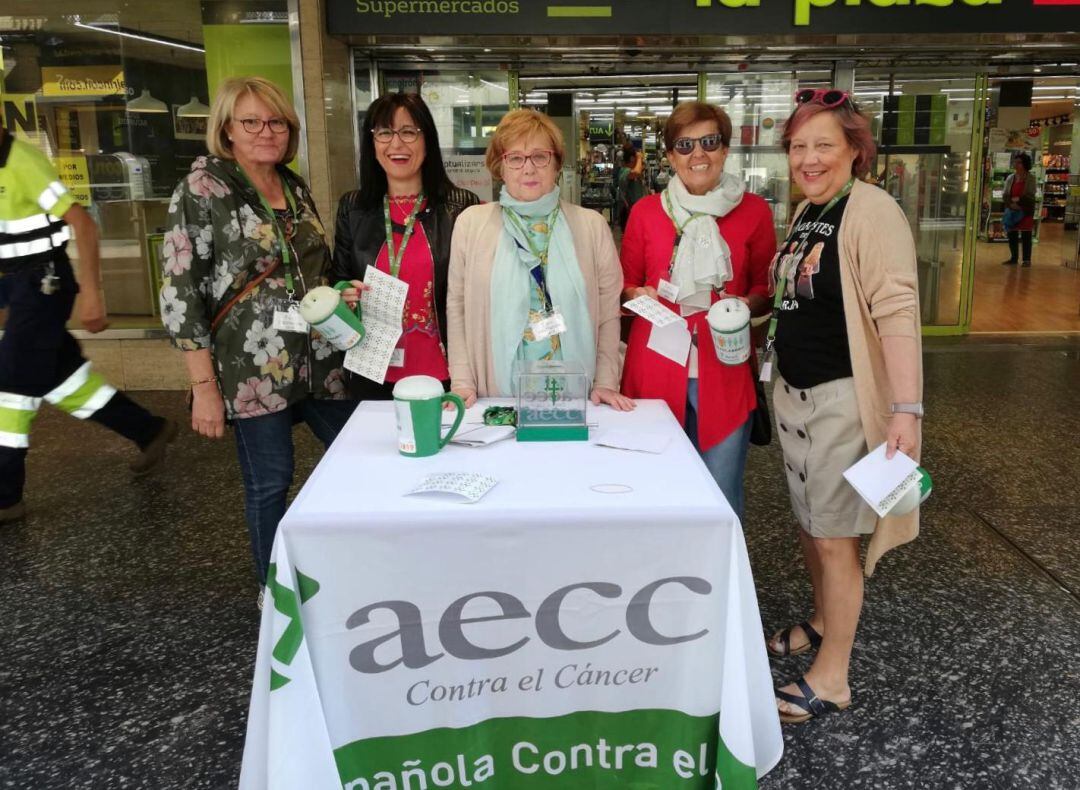 Voluntarias este sábado en la puerta de un centro comercial