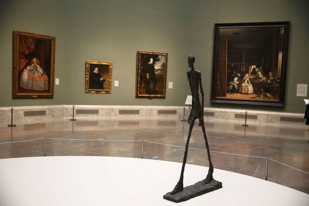 &quot;Hombre que camina II&quot; 1960, de Alberto Giacometti, en la sala de Las Meninas de Velázquez del Museo del Prado, una de las piezas de la exposición &quot;Alberto Giacometti en el Museo del Prado&quot;, el 1 de abril