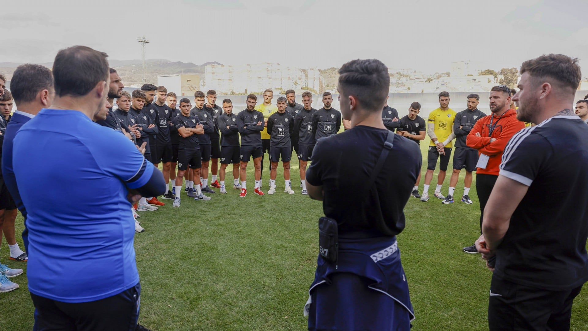 Encuentro entre la plantilla del Málaga y la Grada de Animación en el anexo del estadio de La Rosaleda
