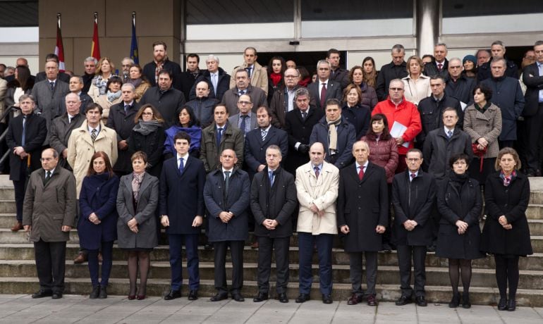  Representantes del Gobierno Vasco, encabezados por el lehendakari, Iñigo Urkullu  concentrados hoy ante la sede de Lakua  en Vitoria, para mostrar su repulsa por el atentado en Malí en el que murieron 19 rehenes y dos asaltantes.  