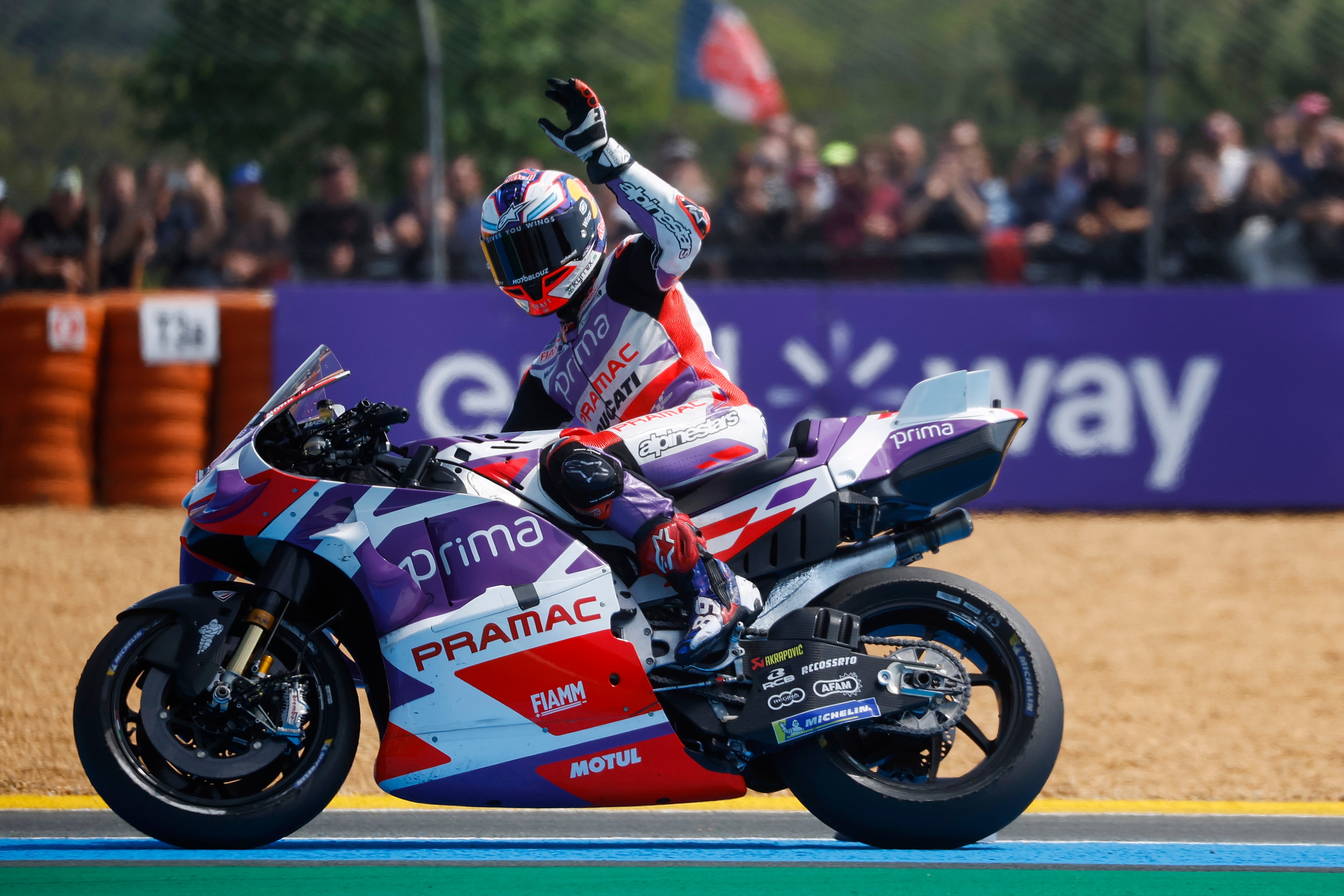 Le Mans (France), 13/05/2023.- Spanish rider Jorge Martin of Prima Pramac Racing team celebrates his win following the Sprint race of the French MotoGP Motorcycling Grand Prix in Le Mans, France, 13 May 2023. (Motociclismo, Ciclismo, Francia) EFE/EPA/YOAN VALAT
