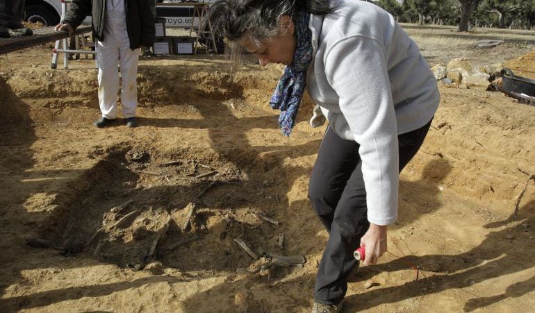 La Asociación Salamanca por la Memoria y la Justicia ha exhumado esta semana una fosa común con los restos de cuatro personas desaparecidas en agosto de 1936, todos ellos jornaleros procedentes de la localidad de Vecinos que fueron detenidos y asesinados 