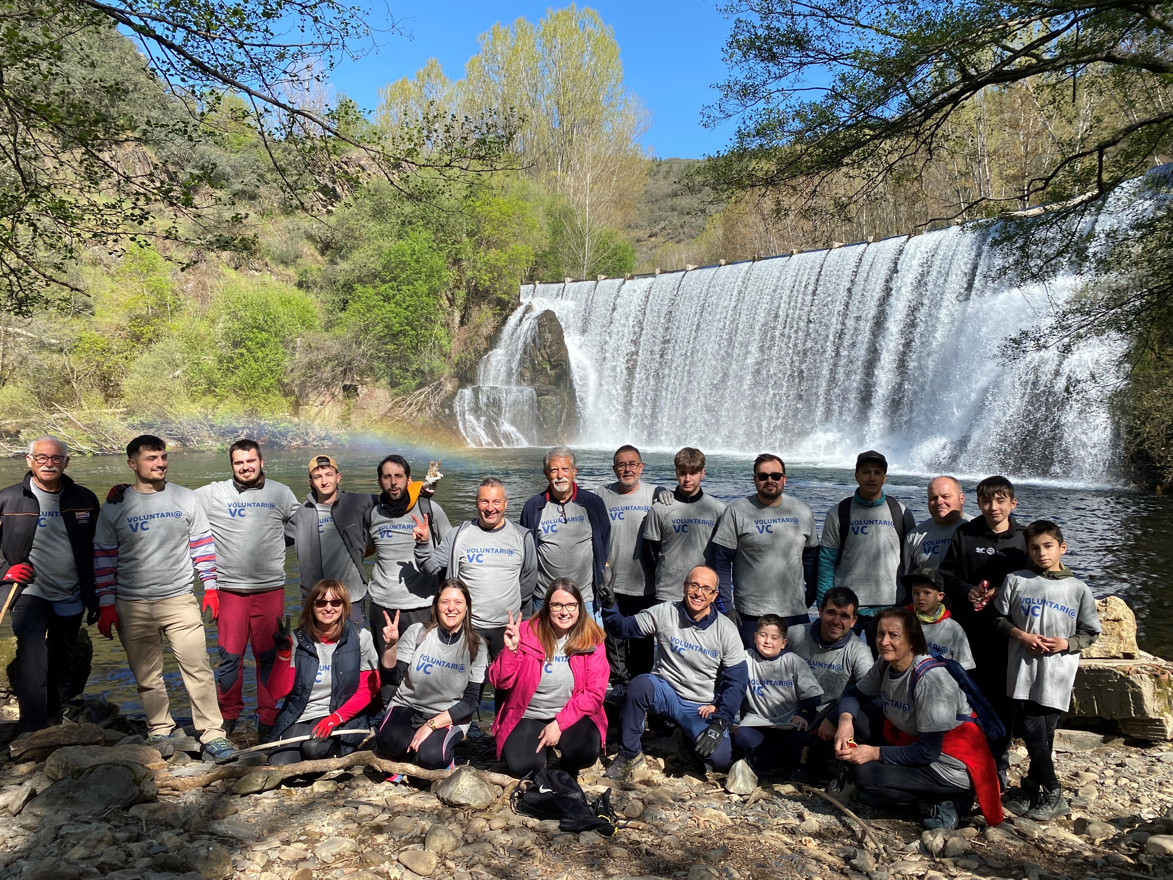 Voluntarios de Cosmos limpiando la senda del Salto del Pelgo