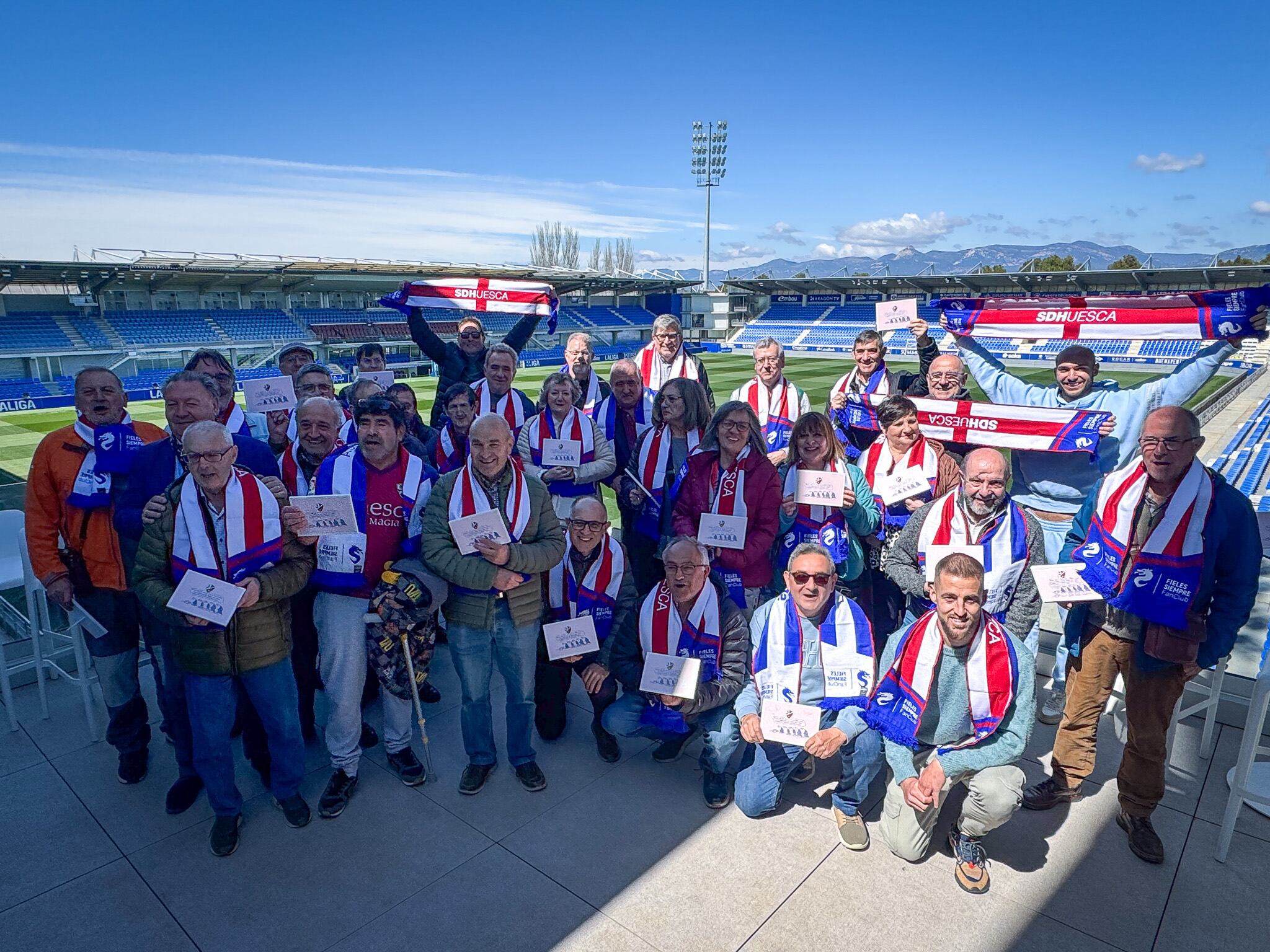 La SD Huesca rinde homenaje a los abonados que cumplen 65 años en este 2025