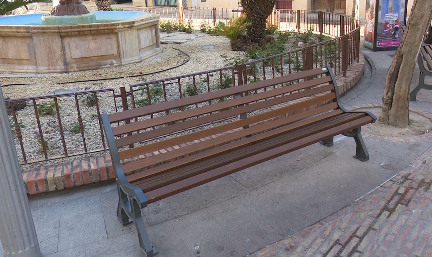 Uno de los nuevos bancos instalado en la plaça Loreto.
