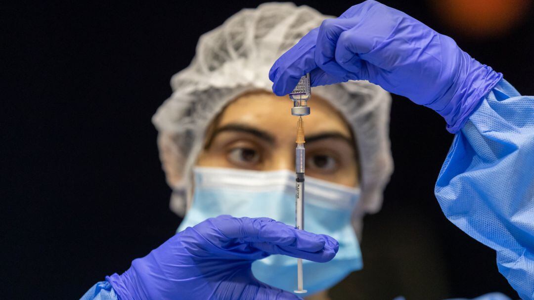 Una enfermera prepara una vacuna contra el coronavirus.