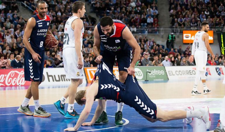 Ioannis Bourousis levanta del suelo a Jaka Blazic.