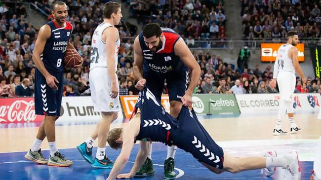 Ioannis Bourousis levanta del suelo a Jaka Blazic.