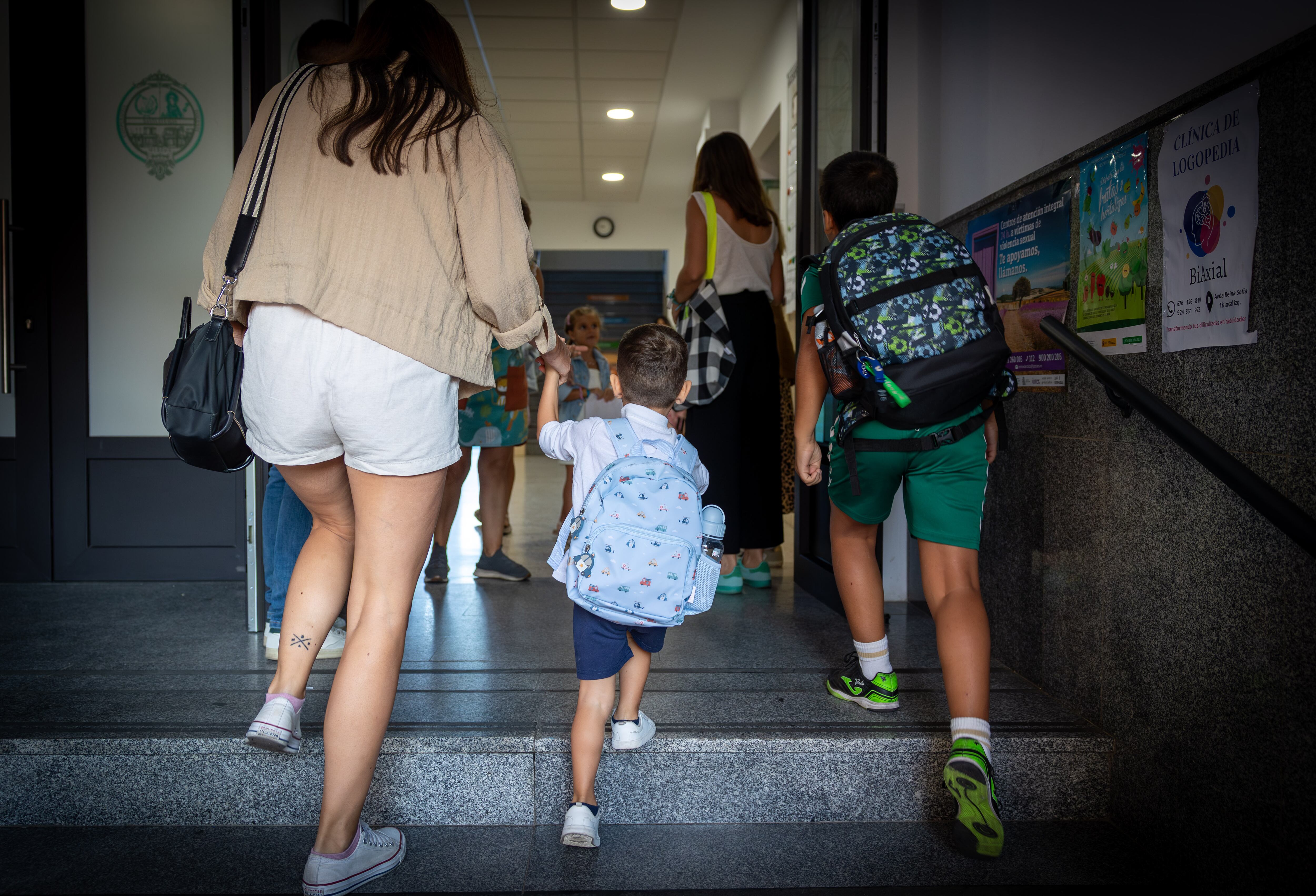 MÉRIDA (ESPAÑA), 11/09/2025.- Varios alumnos a su llegada al primer día de colegio en el inicio este jueves del curso escolar 2025/2026 en Mérida, Extremadura donde las dudas sobre el servicio del trasporte escolar, en cuanto que hay 223 rutas que aún no tienen confirmada la prestación de este servicio, marcan el inicio de este curso, con un descenso de alumnos en Infantil y Primaria, y un incremento de docentes y de la oferta de FP. EFE/ Jero Morales
