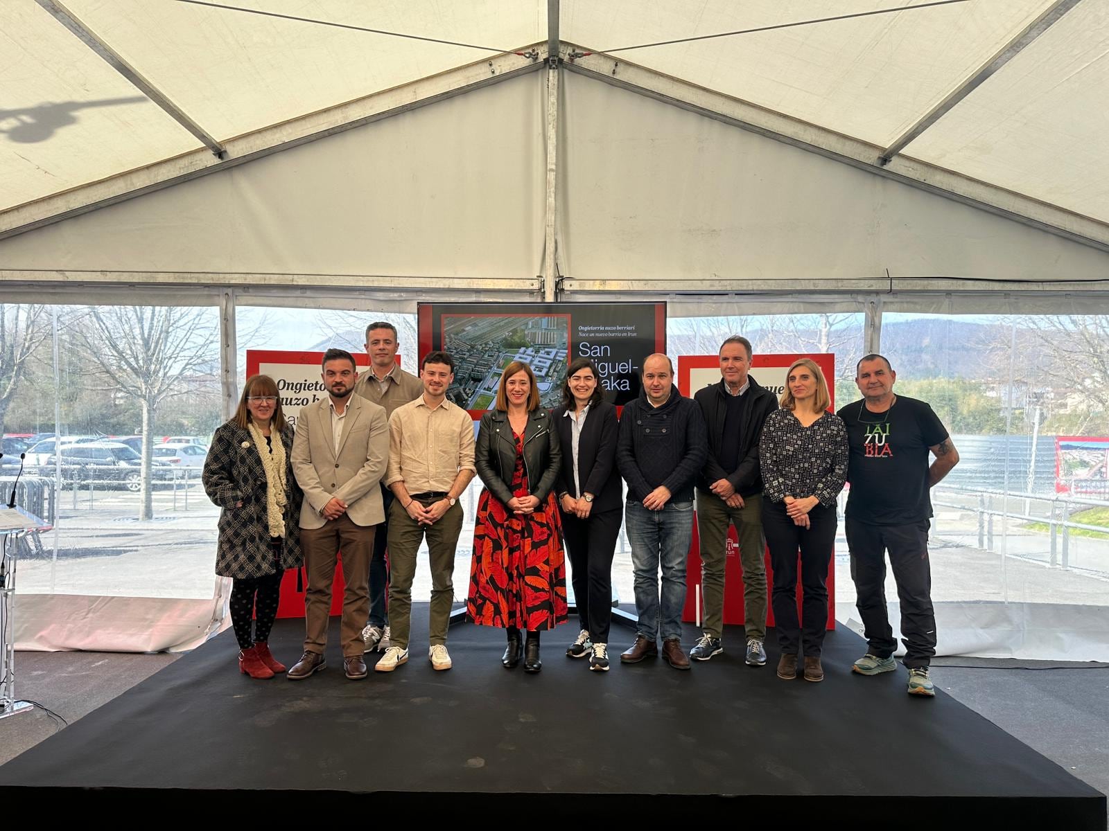 Representantes políticos durante el acto oficial.