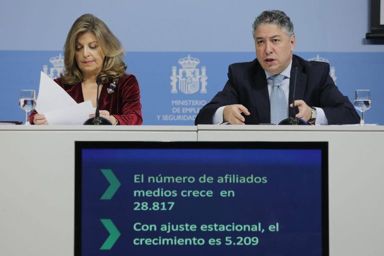 La secretaria de Estado de Empleo, Engracia Hidalgo, y el secretario de Estado de Seguridad Social, Tomás Burgos, durante la rueda de prensa para valorar el paro registrado en octubre y la afiliación a la Seguridad Social.
