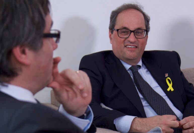 Quim Torra mira Carles Puigdemont en una reunió a Berlín el 10 de maig del 2018. Primer pla. (Horitzontal)