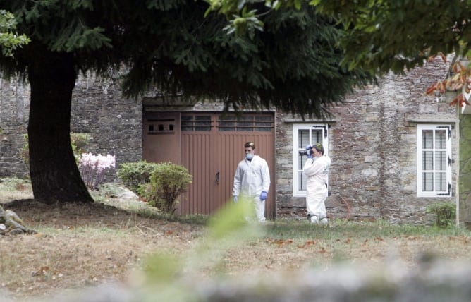 Agentes de la Guardia Civil durante el registro efectuado en una casa en Montouto, en el ayuntamiento coruñés de Teo