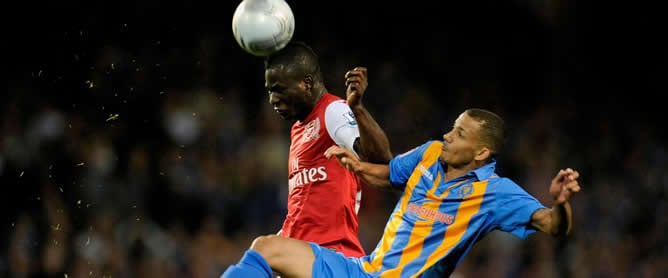 Emmanuel Frimpong despeja el balón