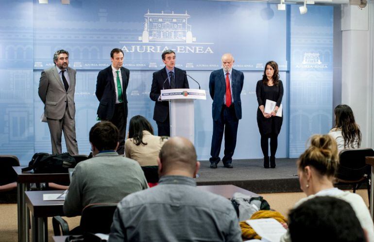 Jonan Fernández acompañado de Rodriguez, Fonseca, Pallín y Enara durante la presentación del informe