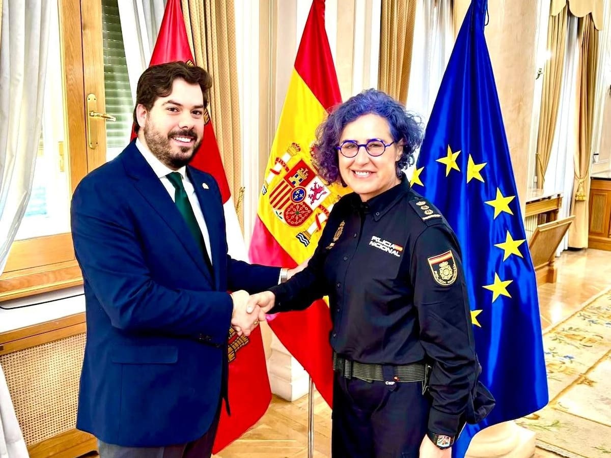 El subdelegado del Gobierno recibe a la comisaria provincial Montserrat Marín