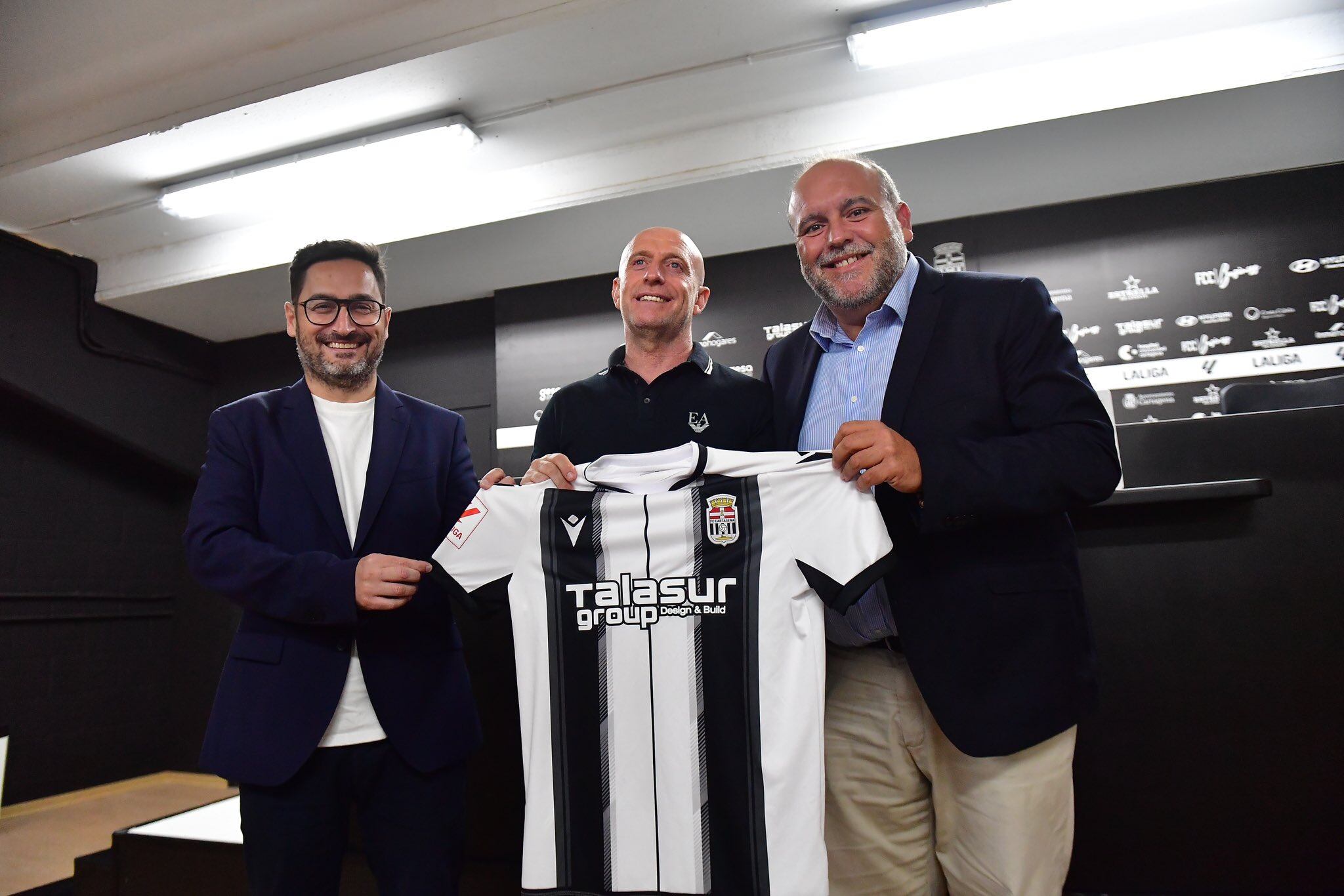 Julián Calero posa con la camiseta del FC Cartagena en su presentación