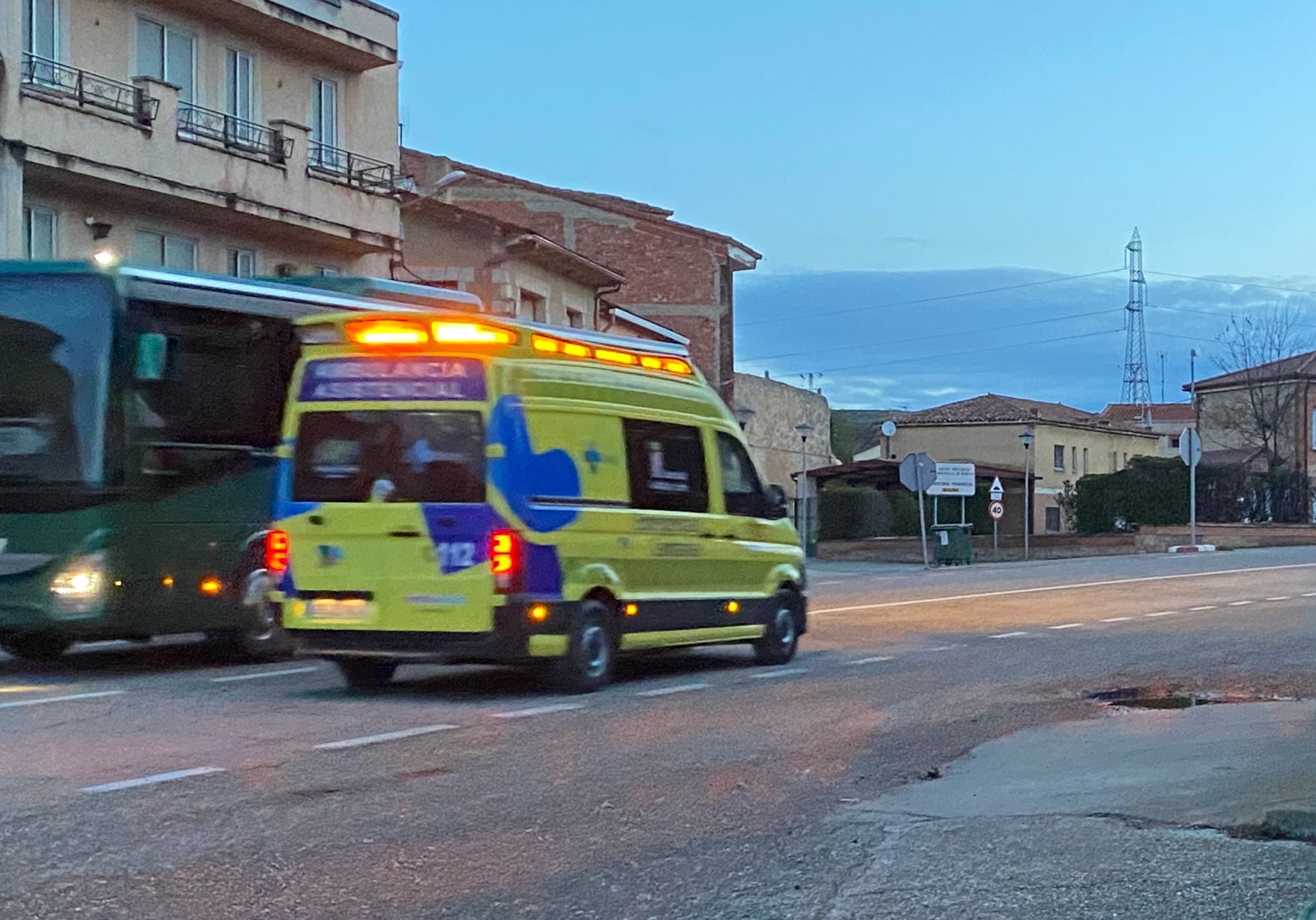 Imagen de archivo de una ambulancia de SACYL saliendo de Castrillo de la Vega