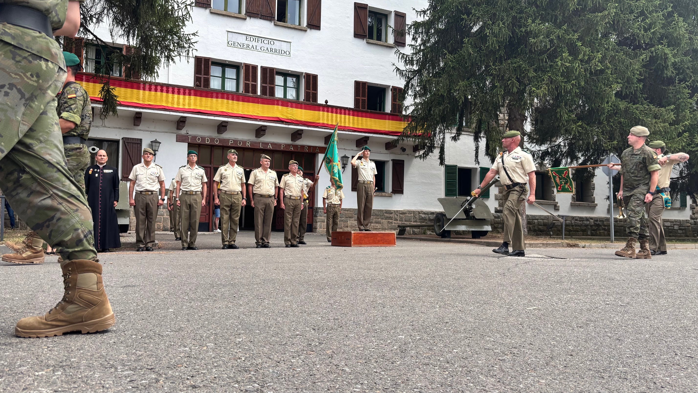 La ceremonia estaba presidida por el director de la Escuela Militar de Montaña y Operaciones Especiales (EMMOE), coronel Carlos Núñez-Romero Andréu