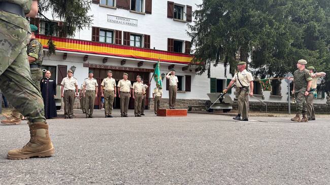 La ceremonia estaba presidida por el director de la Escuela Militar de Montaña y Operaciones Especiales (EMMOE), coronel Carlos Núñez-Romero Andréu