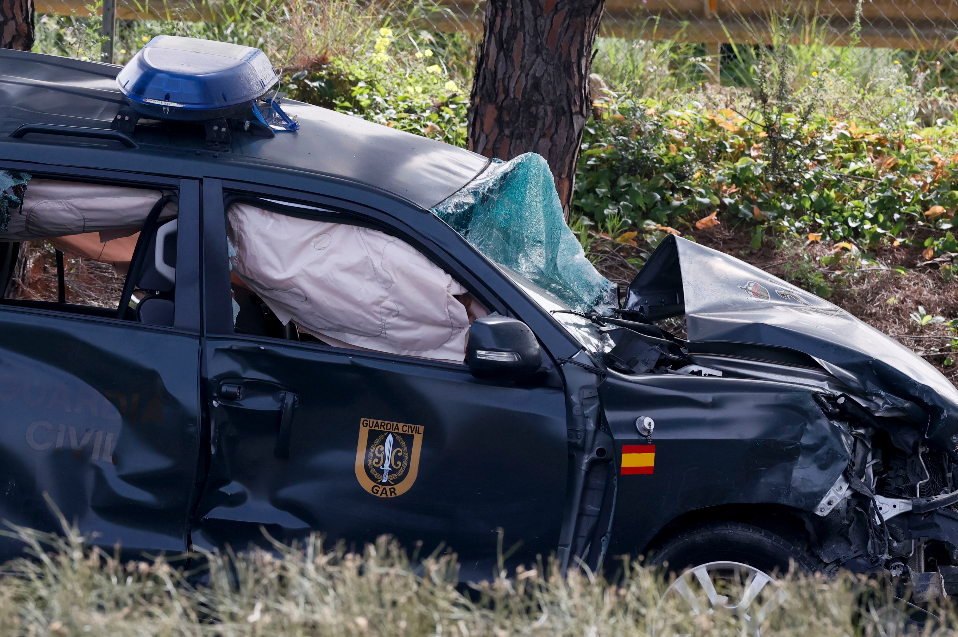 Los guardias civiles miembros del Grupo de Acción Rápida (GAR) que fueron arrollados esta madrugada por un camión articulado en la AP-4, a la altura de Los Palacios y Villafranca (Sevilla), realizaban un control habitual contra el narcotráfico. El atropello, que según las primeras pesquisas no parece intencionado, ha causado la muerte de dos agentes de los GAR, el cabo primero Eneko Lira Gómez, y el guardia civil Juan Jesús López Álvarez, según han indicado a EFE fuentes del instituto armado. Otros cuatro civiles han muerto y tres agentes más de los GAR han resultado heridos graves. EFE/ Jose Manuel Vidal