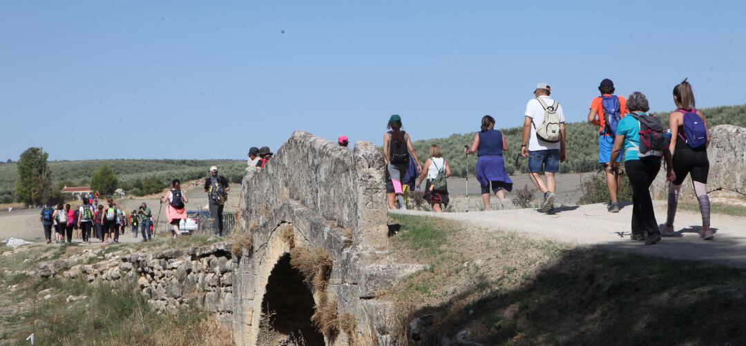 Excursionistas en un paraje de Alcalá la Real.