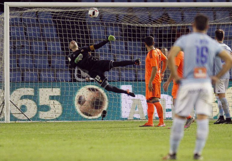 Jaume Domenech salta en el gol de falta de Pione Sisto