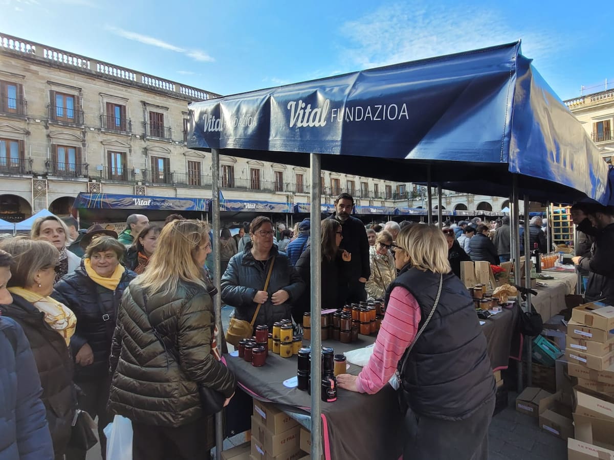 Productos de Calidad y Actividades en el Mercado de Navidad de la Plaza Nueva