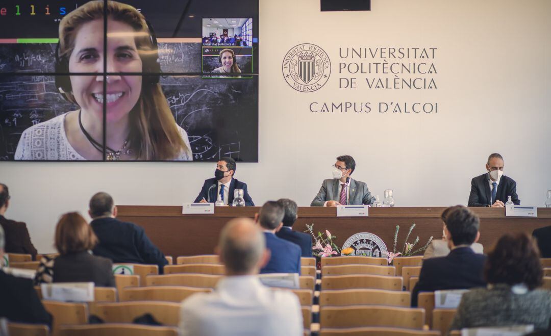 La investigadora Nuria Oliver durante la conferencia online que ha ofrecido en la apertura oficial del curso 2020-2021 en el Campus de Alcoy de la Universitat Politècnica de València.