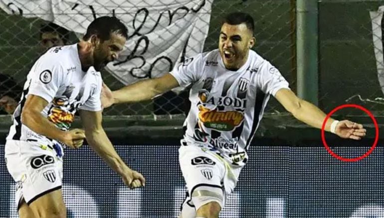 Allende celebra el gol de su equipo ante Independiente 