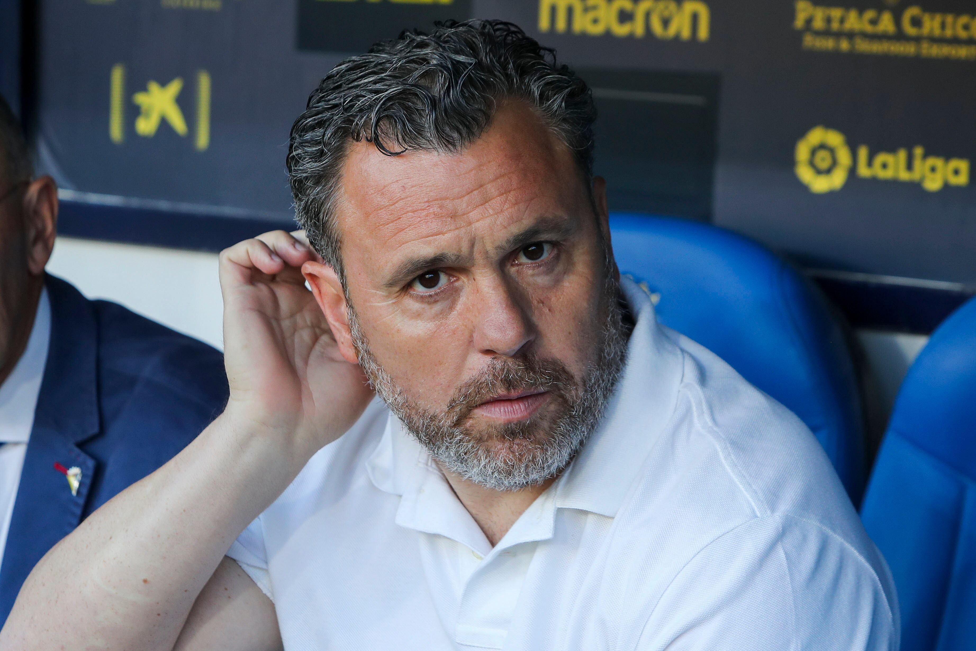 CÁDIZ, 25/04/2023.- El entrenador del Cádiz, Sergio González, durante el partido de Liga que enfrenta al Cádiz CF y al Club Atlético Osasuna este martes en el estadio Nuevo Mirandilla. EFE/Román Ríos
