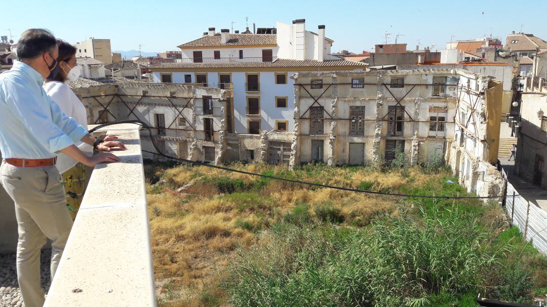 Los populares observan el solar donde se ubicaría el nuevo Palacio de Justicia.