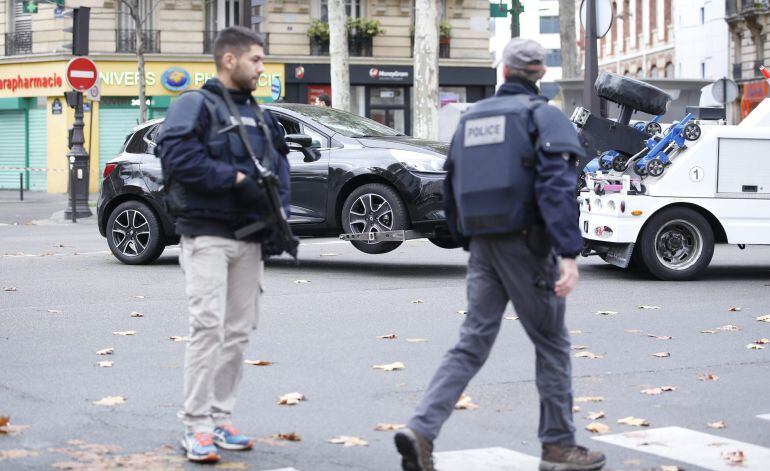 La policía retira un coche sospechoso aparcado en el bulevard Ornanon durante la investigación de los atentados en París (Francia) hoy, 17 de noviembre de 2015. Al menos 129 personas fallecieron en los atentados de París la semana pasada