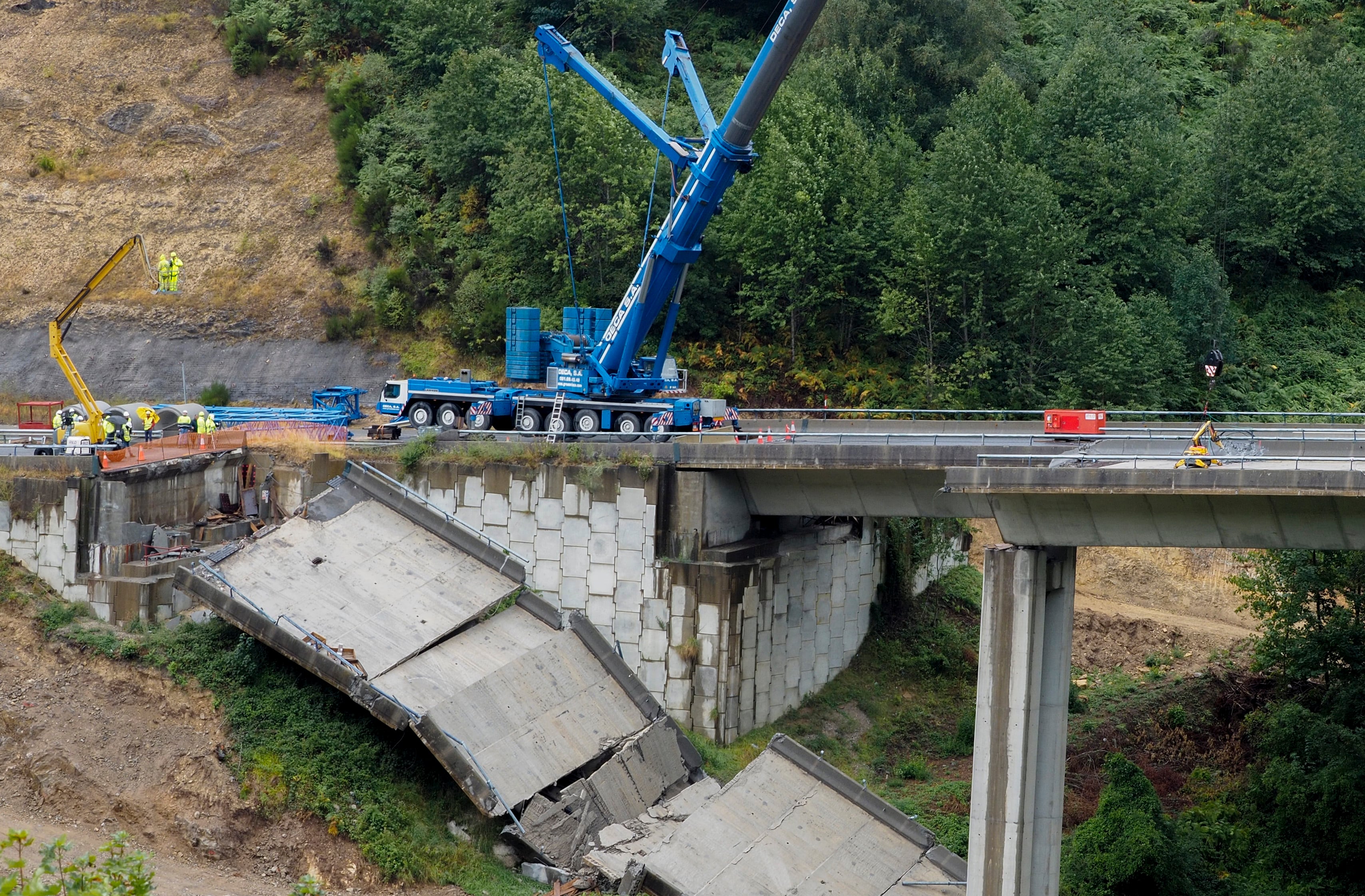 PEDRAFITA DO CEBREIRO (LUGO), 17/08/2022.- Inicio de las obras de desmantelamiento del vano del viaducto de O Castro que quedó en pie tras el derrumbe de otros dos tramos en la A-6 donde se unen Galicia y Castilla y León. EFE/ Eliseo Trigo
