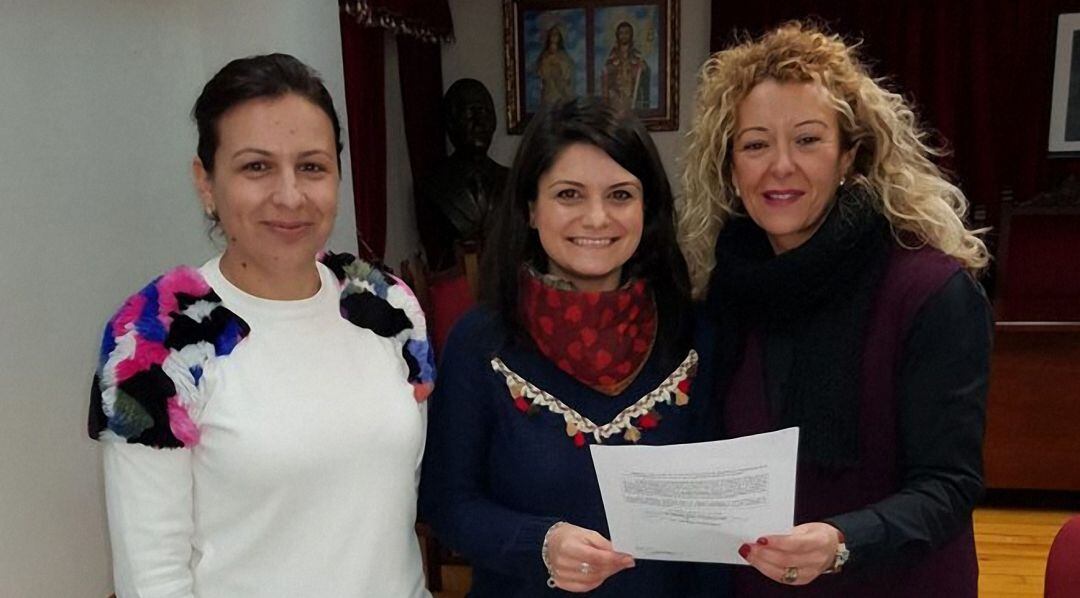 La alcaldesa de Lopera, Isabel Uceda (primera por la izqda), junto a beneficiarias de una edición anterior.