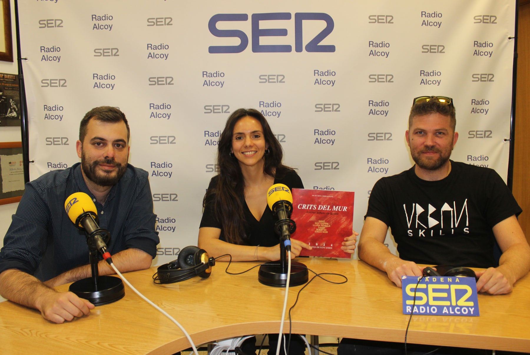 Carles Sansalvador, María Guillem y Vincent Company, en el estudio central de Radio Alcoy