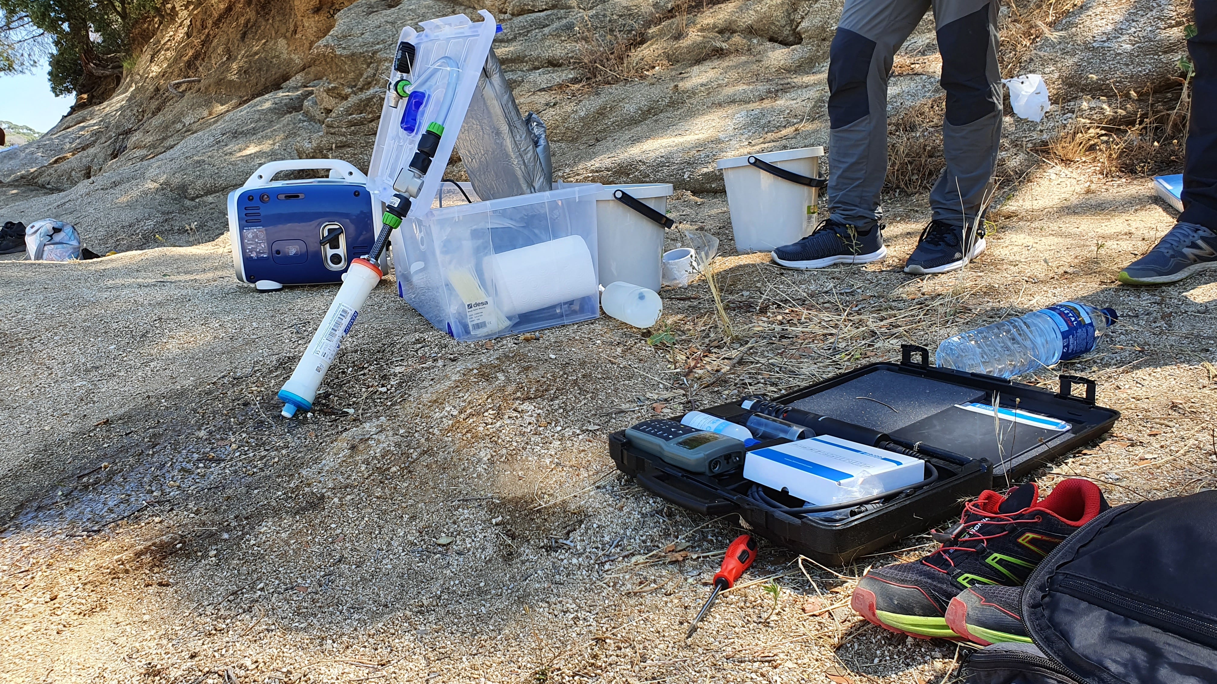 Técnicos recogen muestras de aguas residuales